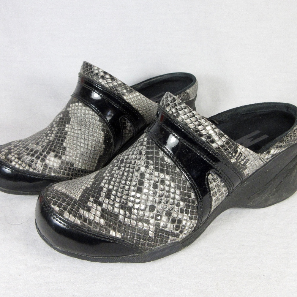 Mozo Zoe Clogs / Mules / Shoes, Black Gray Snake